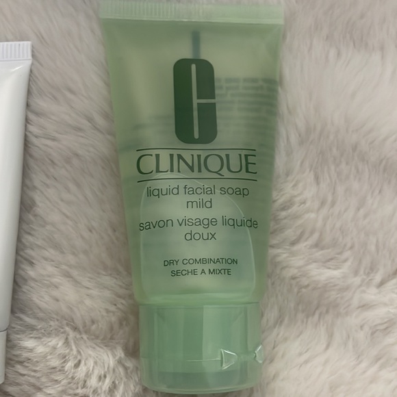 Clinique Gift Set - Picture 6 of 13